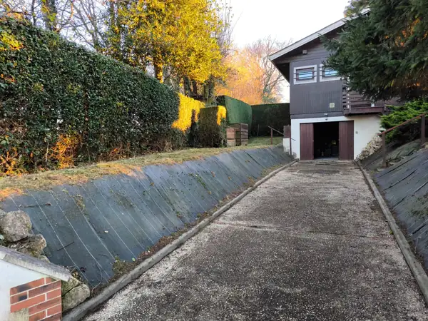 Après : Allée et talus dégagés, haie taillée